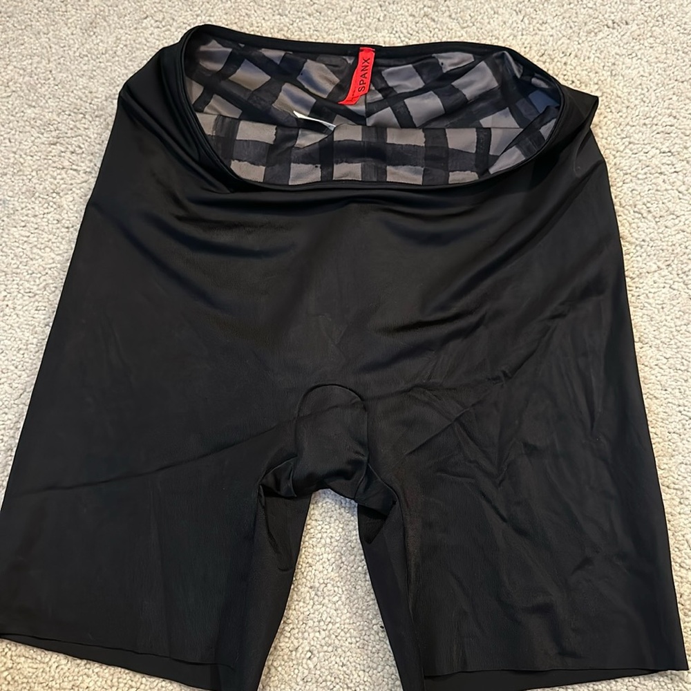 SPANX like new shorts black women’s size large